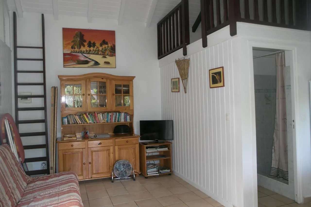 Holiday home Gite Le Colibri Chez Pascale Et Laurent Bungalow Cannelle Avec Reserve D'Eau Saint-Francois