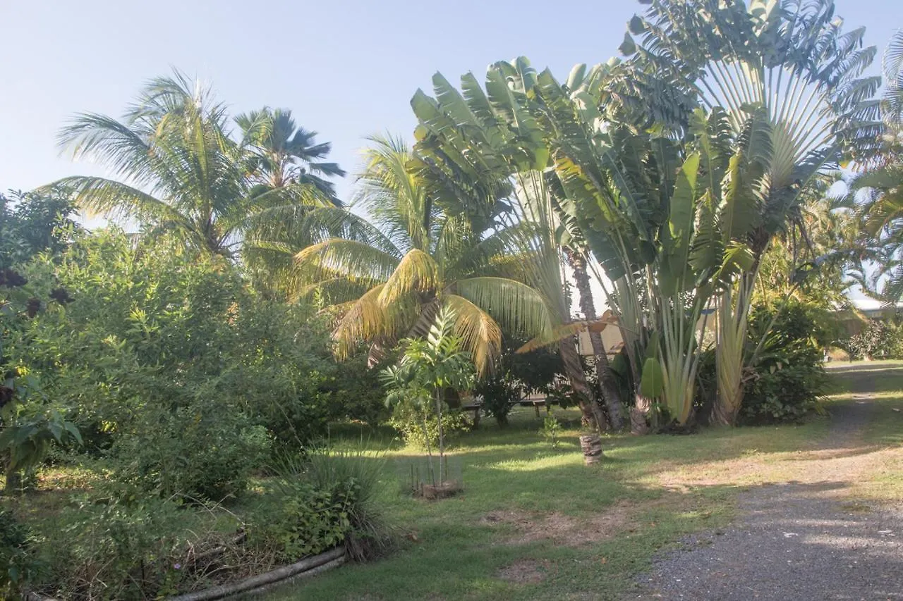 Holiday home Gite Le Colibri Chez Pascale Et Laurent Bungalow Cannelle Avec Reserve D'Eau Saint-Francois